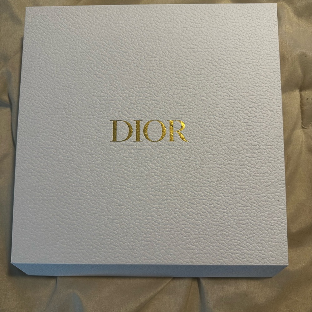 Dior ‘Around the World’ puzzle in Dior elegant box